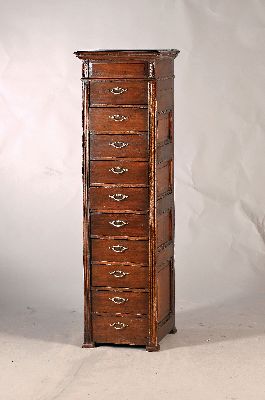Pfeilerkommode, 19.Jh., Hartholz massiv, 10 Schubladen, seitlich kassettiert, versilberte Beschläge, ca. 151 x 45 x 48 cm, EZ 2