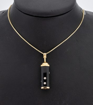 14 kt Gold Onyx-Brillant-Anhänger, 585/000 gepr., Onyx mit 6 Brillanten zus. ca. 0.12 ct Weiß/si, L. ca. 4 cm, an Kette L. ca. 42.5 cm,ca. 14.0 g