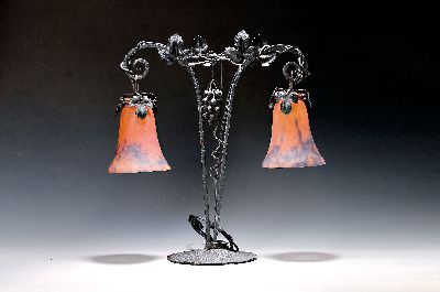 Tischlampe mit zwei Glockenschirmen sign. Daum Nancy France, um 190010, Montur Schmiedeeisen mit vollplastischem Weinreben- und Traubendekor, ...