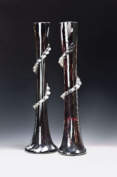Paar große Vasen, Murano, 2.H.20.Jh., dunkelrote und weiße Einschmelzungen, aufgelegtes gekniffenes Band, ca. 65cm