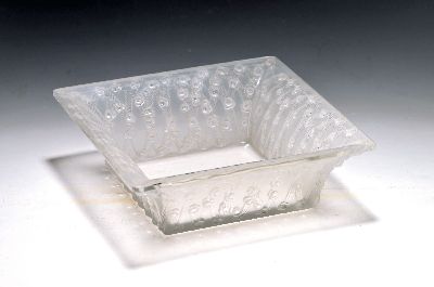 Quadratische Schale, "Roses", Rene Lalique, Entw. 1939, Ausformung bis 1951, farbloses Glas, reliefierter und teilmattierter Rosendekor, ...