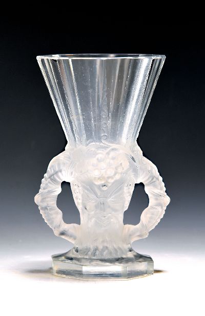 Vase "Faune", Lalique, Entwurf 1931, Ausformung bis 1951, kristallweißes reliefiertes Glas, teilmattiert, achtfach facettiert, am Boden ...