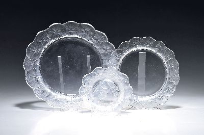 12 Teller/Schälchen, Lalique, Blätterdekor auf dem Rand, nach 1960, je 4x ca. 28/21/15 cm; l. Gebr.-sp., jeweils zwei Schälchen jeder Größe mit ...