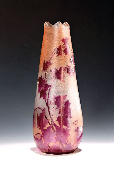 Große Vase, Legras, um 1900, roter stilisierter Ahornblatt-Dekor, farbloses Schichtglas, Oberfläche im sog. Eisglas-Effekt, zart rosefarbene ...