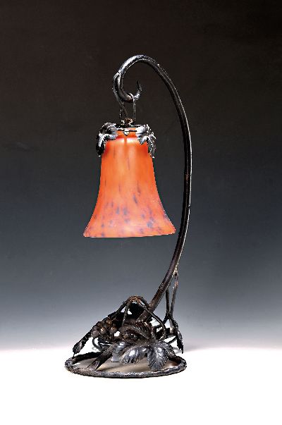 Tischlampe, Daum, um 1910, Pate-de-verre Glasschirm mit orangeroten und violetten Einschmelzungen, Schirm sign. Daum Nancy France, schmiedeeiserner ...