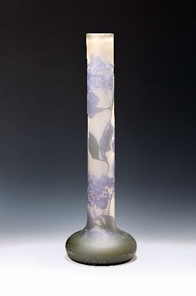 Besonders große Langhalsvase, Gallé, um 1920, Hortensien-Dekor, farbloses Schichtglas mit zart lila und hellgrünem Überfang, geätzter Dekor in ...