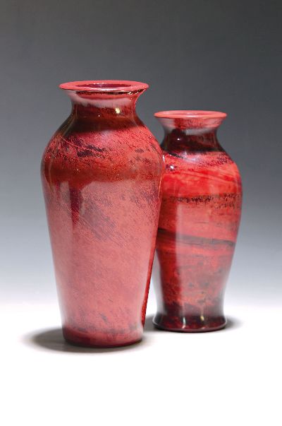 Zwei Vasen, sog. rotes Steinglas, Böhmen, wohl Harrach'sche Glasfarbik, um 1900, H. ca. 21/24 cm, l. Gebr.-spuren am Rand