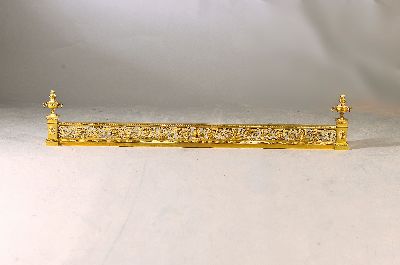Kaminumrandung, klassizistischer Dekor, um 1900, Messingguß vergoldet, Blätter und Blumendekor, an den Ecken mit Vasen bekrönt, ca. 141 x 16 cm, ...