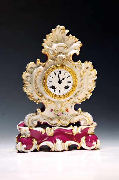 Porzellanuhr mit Postament, Frankreich um 1850/60, verziertes Porzellan in Rokoko-Form, separater Sockel, Rocailles mit Goldhöhung, Lünette mit ...