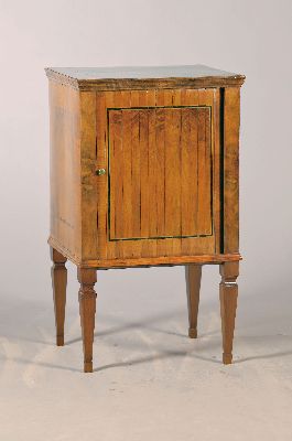 Jalousienschränkchen/Pfeilerkommode, mit Jalousie, klassizistisch, um 1800/10, Nussbaumfurnier, z.T. massiv, Bandeinlage, gut gängige Jalousie, ca. ...