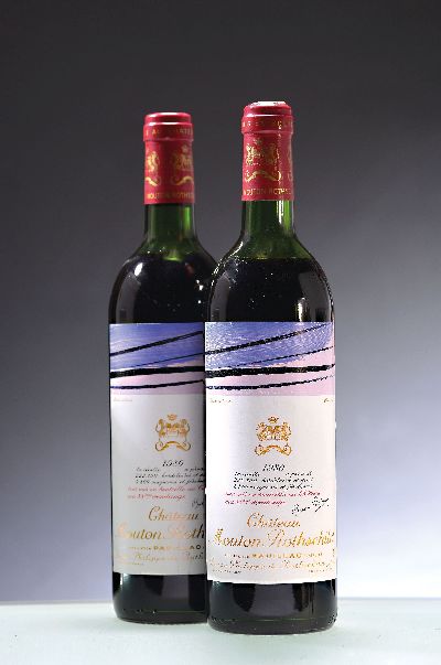 2 Flaschen 1980 Chateau Mouton-Rothschild, Pauillac, limit. Edition, Künstleretikett Hartung, je 0.75l, mid-shoulder bzw. low- shoulder, orig. ...