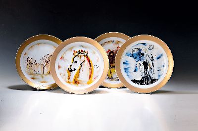 4 Teller aus der Serie: Los Caballos Dalinianos, nach Salvador Dali, Irabia Porzellan Spanien, limitierte Auflage von 4000 Exemplaren, breiter ...