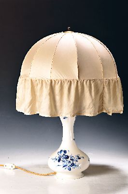 Tischlampe, Meissen, um 1924-33, 1. Wahl, Fuß Porzellan mit blauer Malerei von Blumen und Insekten unter der Glasur, eine Brennstelle, Elektr. nicht ...