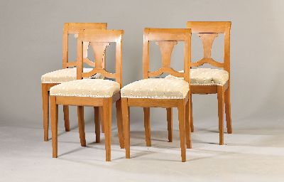 Vier Stühle, im Biedermeierstil, um 1900, Kirschbaum massiv, Sitz gepolstert und bezogen, H. ca. 85 cm, EZ 2