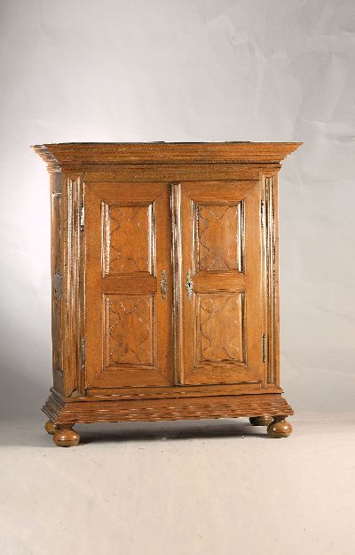 Barockschrank, 2.H. 18.Jh., Eiche massiv, zweitürig, Türen und Seite mit geschnitzten Kassetten, kräftiges Gesims und ausladender Sockel, schönes ...
