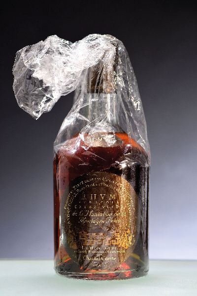 1 Flasche 1975 Chantal Comte Plantation de la Montagne Pelee Rhum, Saint-Pierre-de -Martinique, ca. 700ml, 45%Vol., in orig. Holzkiste