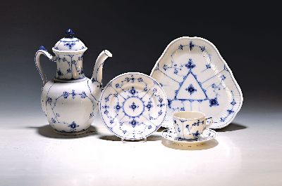 Kaffeeservice, Bing & Grondahl Kopenhagen, Stabrelief, blauer Strohblumendekor unter der Glasur, Kanne, 5 Tassen mit Untertassen, 4 Gebäckteller ...