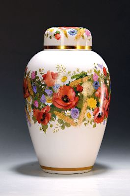 Sehr große Deckelvase, Nymphenburg, signiert Rudolf Diewok, um 1910, Porzellan, Deckel und Wandung umlaufend bunt bemalt mit Wiesenblumen und ...