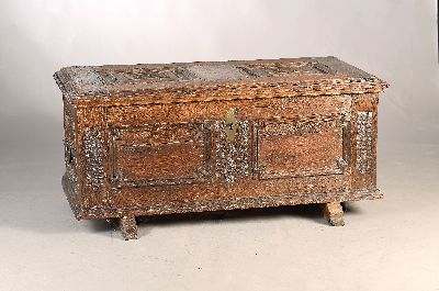 Barocke Eichentruhe, 18.Jh., Eiche massiv, kassettiert, seitlich jeweils ein Eisengriff, 1 Schlüssel, Messingbeschlag, ca. 60 x 133 x 65 cm, EZ 3