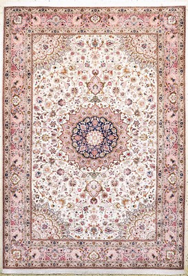 Täbriz fein(50 Raj), Persien, Ende 20.Jhd, Korkwolle mit Seide, ca. 298 x 208 cm, ca. 500.000 Kn/qm, Reinigungsbedürftig, EHZ: 2