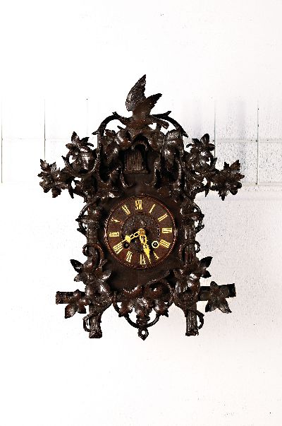 Kuckucksuhr, Schwarzwald, um 1880, dunkel gebeiztes Gehäuse mit Weinlaub, geschnitzt im sog. Bahnhäusle-Stil, Originalaufsatz, verzierte ...