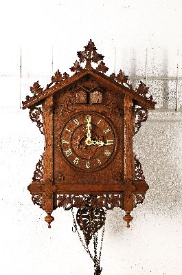 Kuckucksuhr mit Wachtelschlag, Schwarzwald, um 1880-90, im sog. Bahnhäusle-Stil, Originalaufsatz (liegt lose bei), Holzplatinenwerk, drei ...