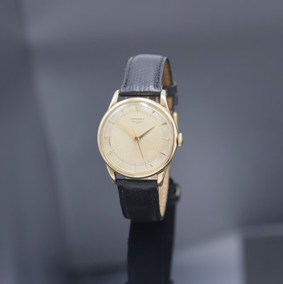 Longines vergoldete Herrenarmbanduhr Referenz 6393, Schweiz um 1955, Handaufzug, 3-teil. Geh., Stahlboden aufgedr., versilb. Zifferbl. m. guill. ...