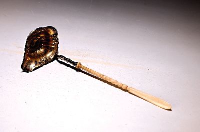 Suppen- bzw. Schöpfkelle, 19.Jh., Kelle aus Silberblech, innenvergoldet, Griff aus Bein, ungemarkt, L. 40 cm