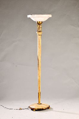 Stehlampe, wohl 30er Jahre, Alabasterschirm, kannelierter Holzfuß, z.T. Metall vermessingt, H. ca. 180 cm, laut Einlieferer intakt, Funktion nicht ...
