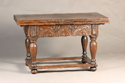 Historismus-Tisch unter Verwendung alter Teile, 17./19.Jh., Eiche massiv, spätbarocke Zargen mit ornamentalen und Groteskendekor des 17./18.Jh., ...