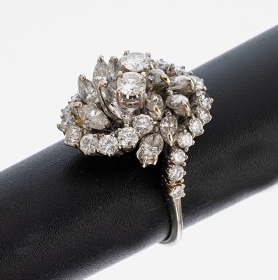 14 kt Gold Diamant-Ring, WG 585/000, hoher Aufbau in mehreren Ebenen, 26 Brillanten und 12 Diamant-Navettes zus. ca. 3.11 ct feines Weiß/vvs, ...
