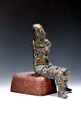 Pieter Sohl, geb. 1933 Mannheim, Bronzefigur "In Fesseln, 1981, auf Eisensockel, am Fuß monogrammiert PS 87, 30 x 29 x 15 cm