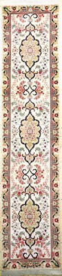 Täbriz(40 Raj), Persien, Mitte 20.Jhd, Wolle mit Seide, ca. 400 x 76 cm, EHZ: 2