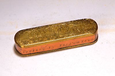 Tabatiere, Niederlande, 18.Jh., Messing und Kupfer, allseitig gravierter Dekor, Deckel mit Kreuzigungsszene, Boden mit Kreuzabnahme, niederländische ...