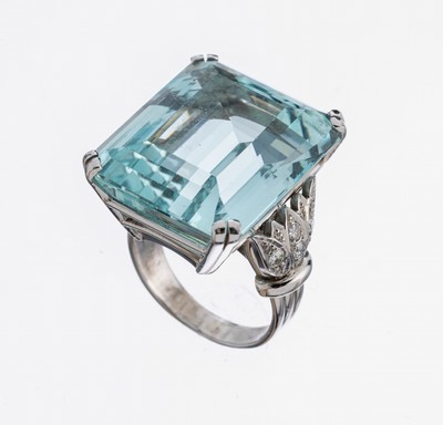 18 kt Gold Aquamarin-Brillant-Ring, WG 750/000, facett. Aquamarin im Treppenschliff ca. 28.30 ct, feine Farbe, 8 Brillanten zus. ca. 0.20 ct (1 ...