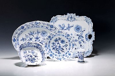 Speiseservice Zwiebelmuster, Meissen, 20.Jh., Porzellan, Zwiebelmuster, 17 Menüteller D. 25 cm, 12 Suppenteller, 12 Speiseteller D. 22 cm, große ...