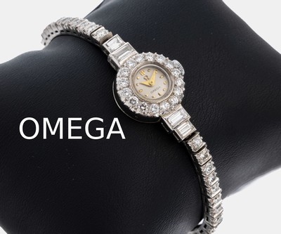 Diamant-Damenschmuckuhr, Platin gepr., OMEGA, Handaufzugswerk, neutrales Gehäuse, Brillanten und Diamant-Baguettes zus. ca. 5.0 ct Weiß/si, L. ca. ...