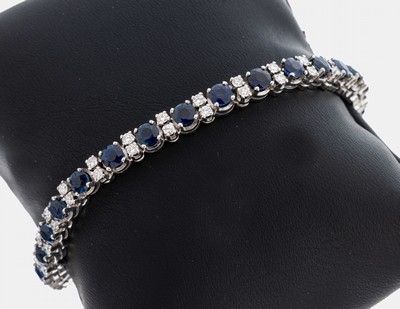 18 kt Gold Brillant-Saphir-Armband, WG 750/000, 50 Brillanten zus. ca. 2.00 ct Weiß/si, 25 rundfacett. Saphire zus. ca. 7.80 ct, ca. 18.8 g, L. ca. ...