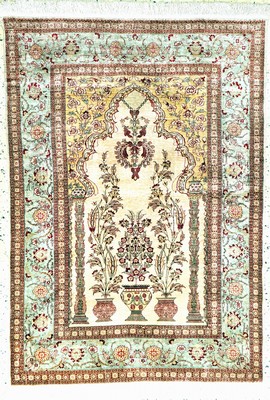 Hereke Seide Sehr fein, Türkei, signiert, Mitte 20.Jhd, reine Naturseide, Metallbroschiert, ca. 137 x 100 cm, ca. 1,2 Mio Kn/qm, EHZ: 1-2