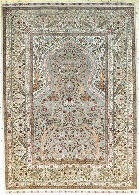 Hereke Seide fein, Türkei, signiert"Özipek", Anfang 20.Jhd, reine Naturseide, Metallbroschiert, ca. 172 x 123 cm, ca. 1 Mio Kn/qm, EHZ: 2