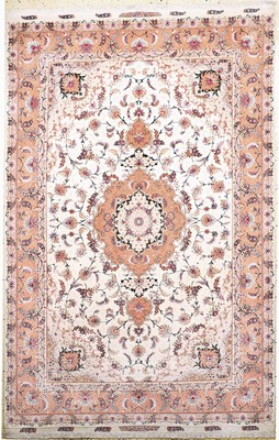 Täbriz fein(50 Raj), Persien, signiert, Ende 20.Jhd, Korkwolle mit und auf Seide, ca. 313 x 202 cm, ca. 500.000 Kn/qm, nahezu neuwertig.