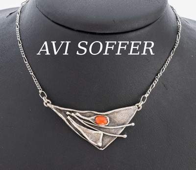 AVI SOFFER Korallen-Collier, 925er Silber, Israel, abstraktes Mittelteil mit kl. ovalem Korallen-Cabochon, L. ca. 43 cm, Federring- schließe, ...