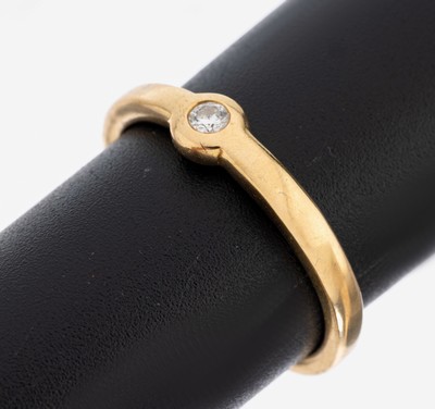 18 kt Gold Brillant-Ring, GG 750/000, schlichte Gestaltung, Brillant ca. 0.05 ct (grav.) Weiß/si (Reinheit grav.), RW 57, ca. 3.9 g