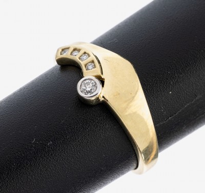 14 kt Gold Brillant-Ring, GG 585/000, 5 Brillanten zus. ca. 0.10 ct (grav.) Weiß/si, RW 57, ca. 2.7 g