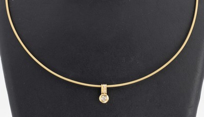 18 kt Gold NIESSING Halsreif mit Brillant- Anhänger, GG 750/000, schlichter Reif, L. ca. 50 cm, Steckschließe, sign., Anhänger mit Brillant ca. ...