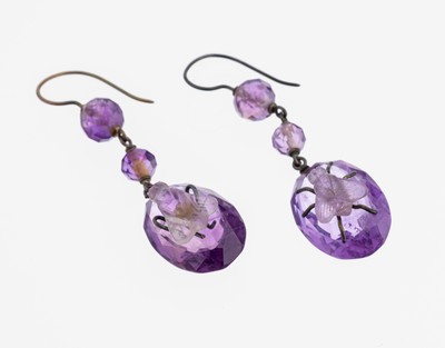 Paar Amethyst-Ohrhänger, Idar-Oberstein um 1880-1900, länglich bewegl., facett. Amethyst-Kugeln, ovalfacett. Amethyste mit aufgelegten Fliegen, ...