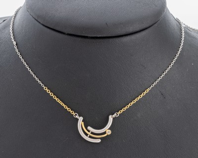 Platin und 18 kt Gold Brillant-Collier, Pt 950 und GG 750/000, geschwungenes Mittelteil, Pt sat., 1 kl. Brillant, Kette GG und Pt, ...