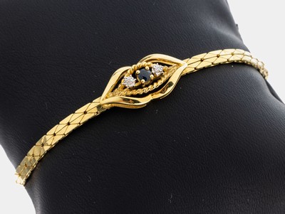 14 kt Gold Saphir-Diamant-Armband, GG/WG 585/000, geschwungenes Mittelteil, kl. rundfacett. Saphir, 2 kl. in WG gefasste 8/8- Diamanten, L. ca. 18 ...