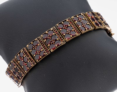 Granat-Armband, Böhmen um 1880, Metall verg., rechteckige Glieder, Spiegelgranate undrundfacett. Granate, L. ca. 18 cm, Kastenschloss mit ...
