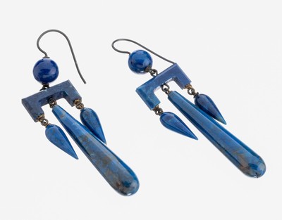 Paar Lapislazuli-Ohrhänger, Idar-Oberstein, um1920-30, länglich bewegl., Lapislazuli in versch. Formen, L. ca. 6 cm, Haken Metall, ca.9.6 g